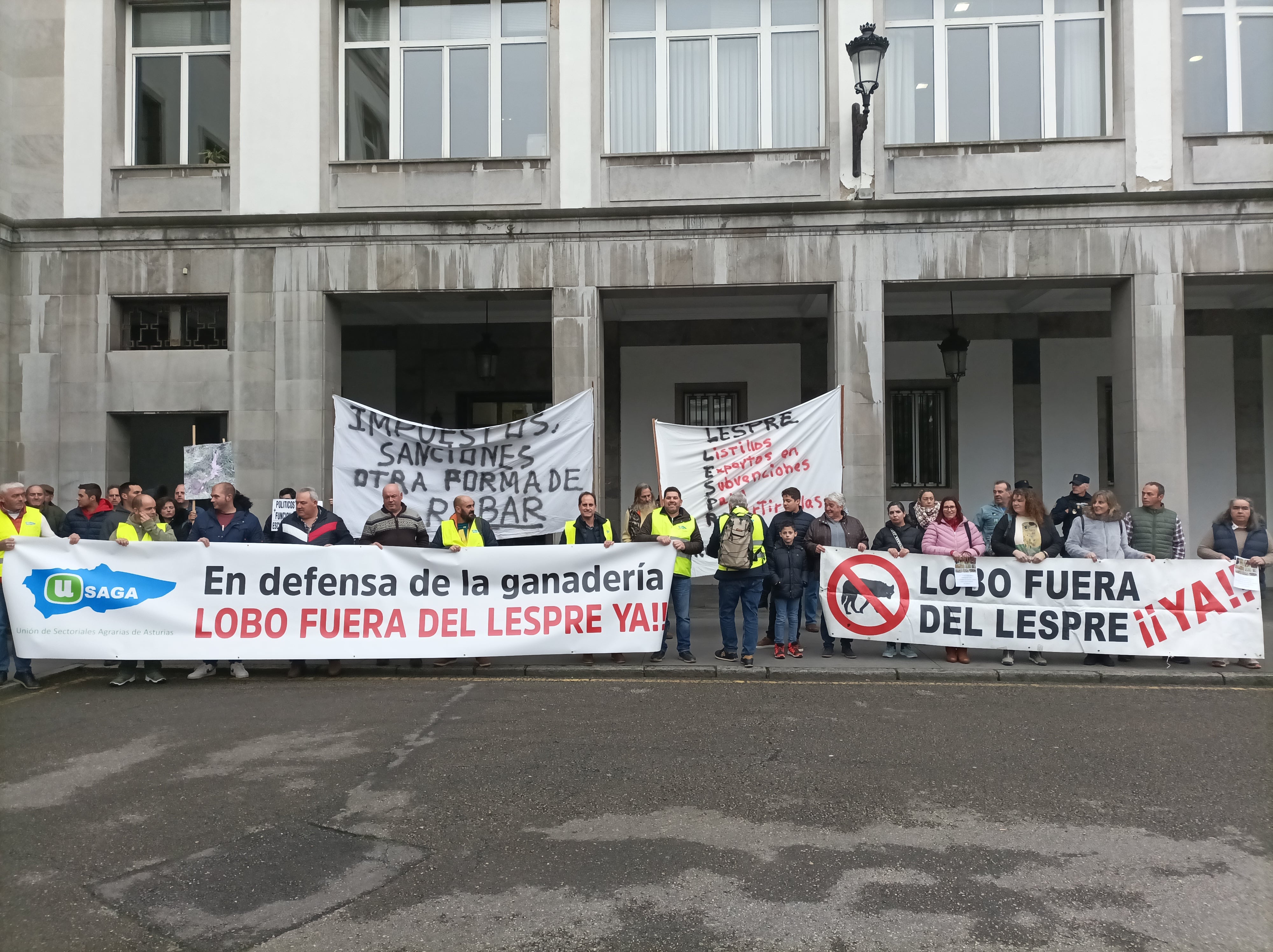 Ganaderos de USAGA se concentran ante la delegación del Gobierno en Asturias, en la plaza de España de Oviedo, para exigir la exclusión del lobo del LESPRE