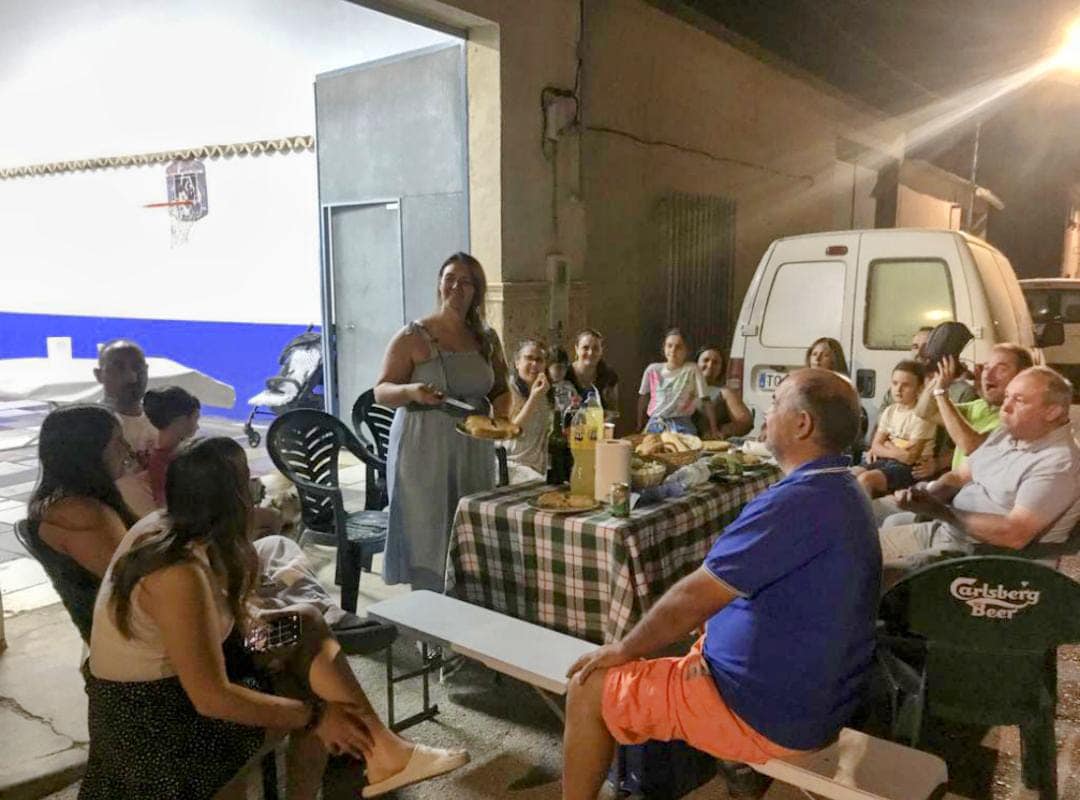 Vecinos de Miguel Esteban al fresco durante el concurso del año pasado