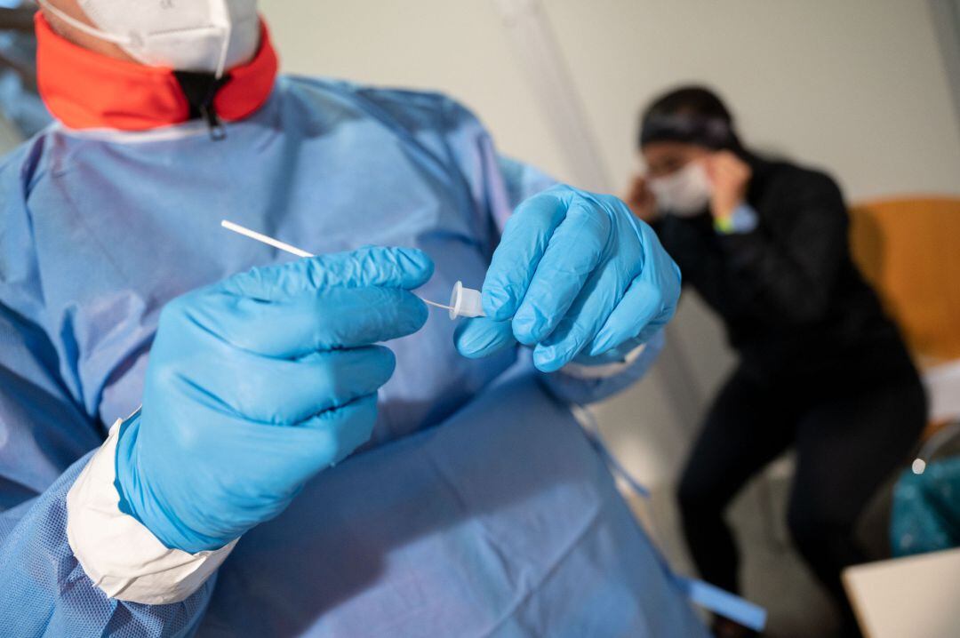 Desciende el número de positivos y de brotes activos