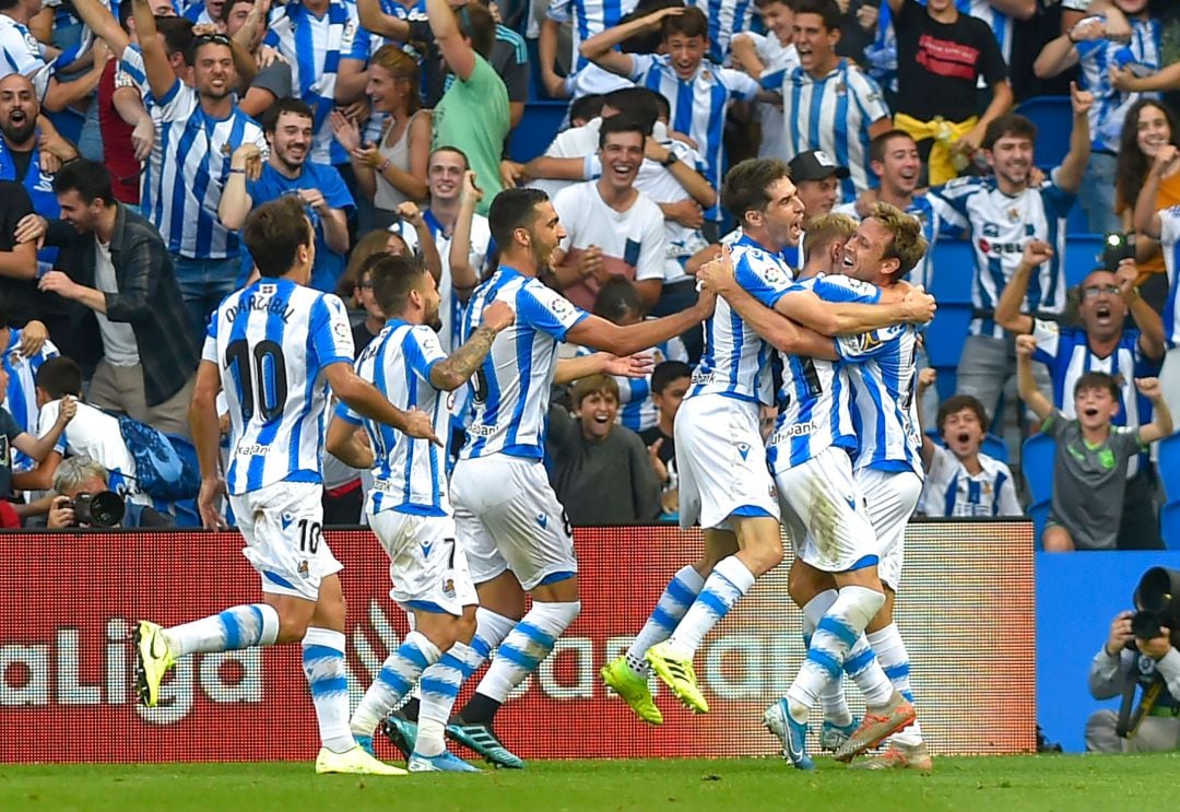 Los jugadores de la Real Sociedad celebran el gol de Nacho Monreal.