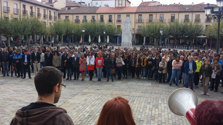 Momento de la lectura del manifiesto contra la violencia machista en la concentración de la Plaza Mayor de Palencia