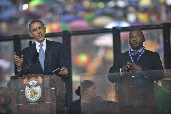 El intérprete de signos Thamsanqa Jantjie, durante la intervención del presidente estadounidense, Barack Obama