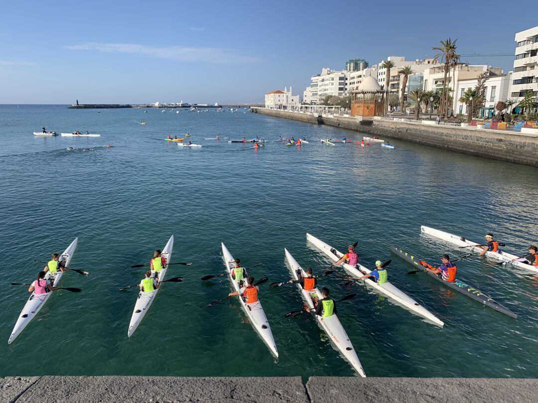 Palistas del club Marlines entrenando en la bahía de Arrecife.