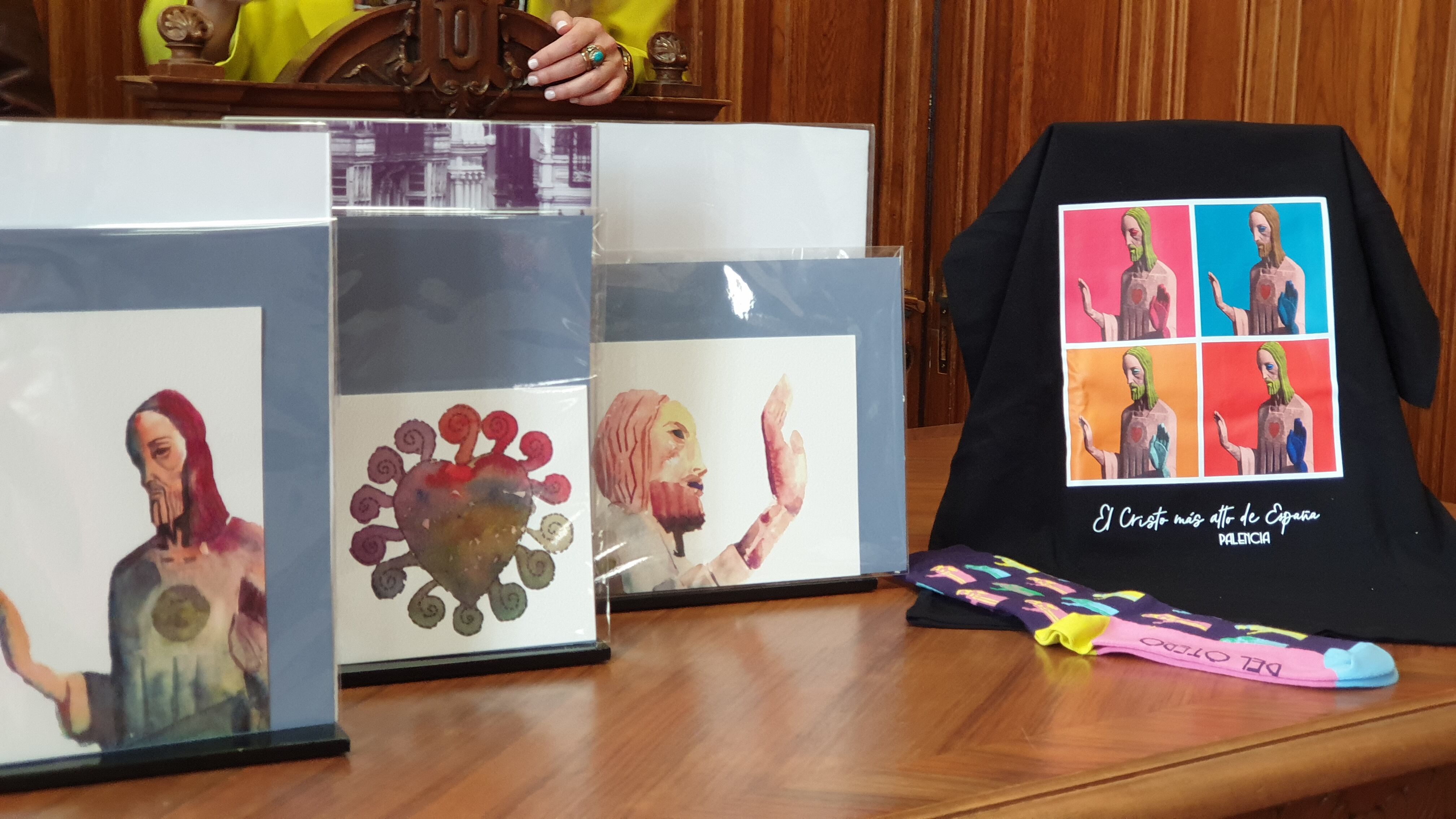 Las láminas de acuarela creadas por la artista palentina Alejandra Gutiérrez, camiseta y calcetines con diseños del Cristo del Otero son algunos del los artículos del nuevo merchandising impulsado por el Ayuntamiento de Palencia