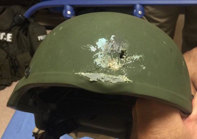 Imagen de un casco policial alcanzado por un disparo en el tiroteo del club gay de Orlando