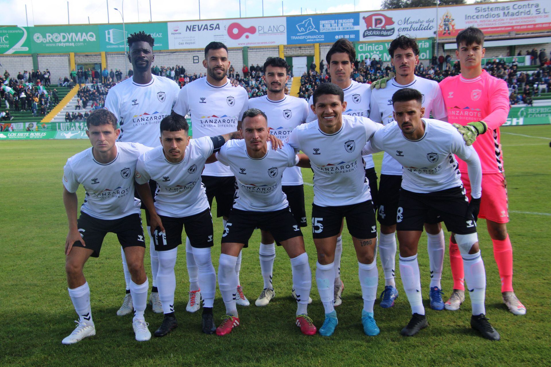 Equipo inicial del Unión Sur Yaiza en el campo del Cacereño.