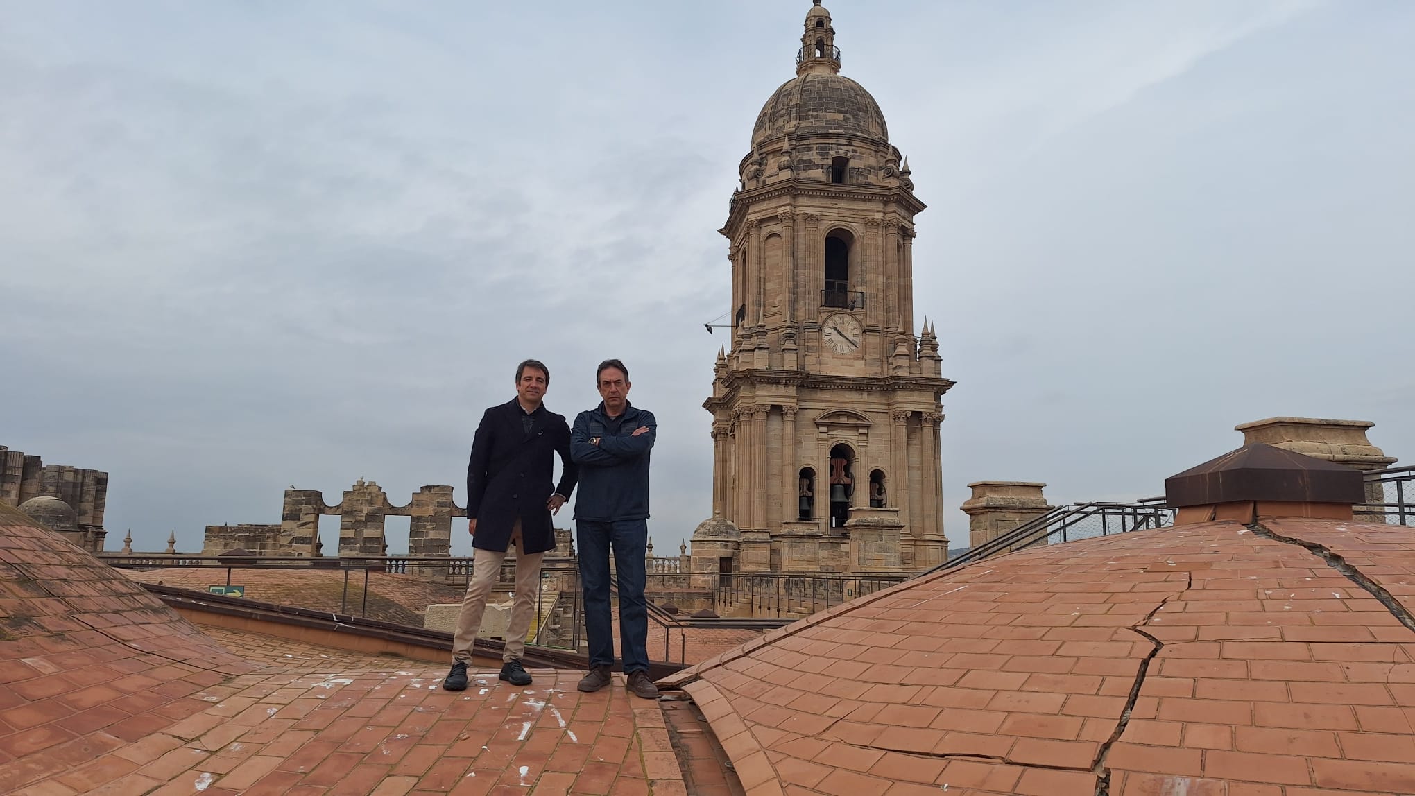 Juan Manuel Sánchez La Chica (izquierda) y el jefe de obras del tejado de la Catedral este lunes