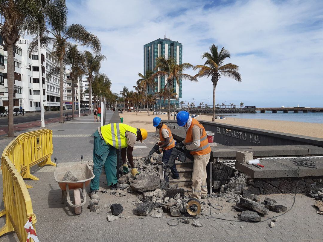 Trabajos en las zonas anexas de los baños de la playa del Reducto.