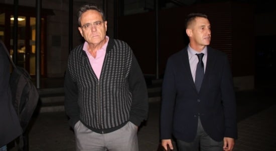 L'exrector de la URV, Lluís Arola (esquerra) acompanyat pel seu advocat, a la sortida del jutjat