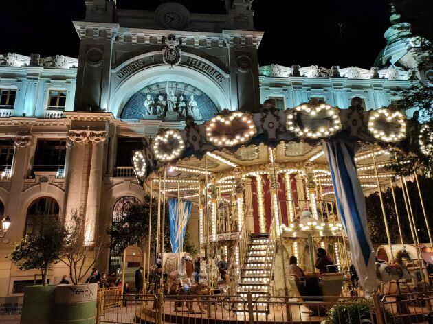 Carrusel de estilo francés instalado en la plaza del Ayuntamiento