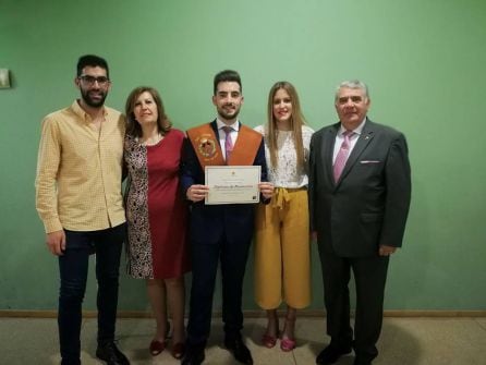 Rosendo Mendoza con familiares, tras el acto de graduación