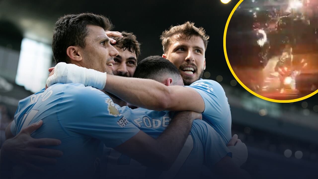 Celebración de los jugadores del Manchester City junto a la pirotecnia lanzada