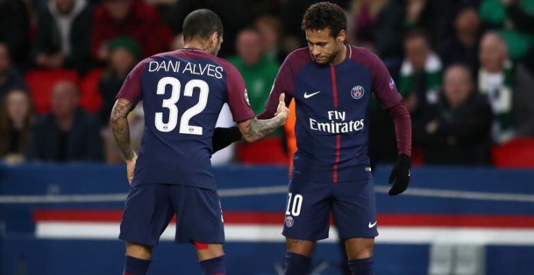 Alves y Neymar celebran un gol del PSG.