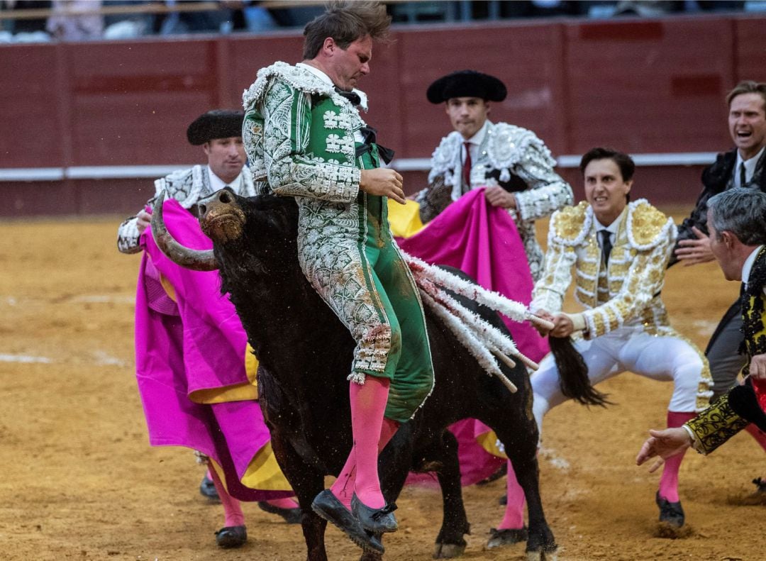 El banderillero Juan José Domínguez en el momento de la cogida que sufrió este miércoles durante el séptimo festejo de la Feria de San Isidro que se celebra en la plaza de toros de Vistalegre