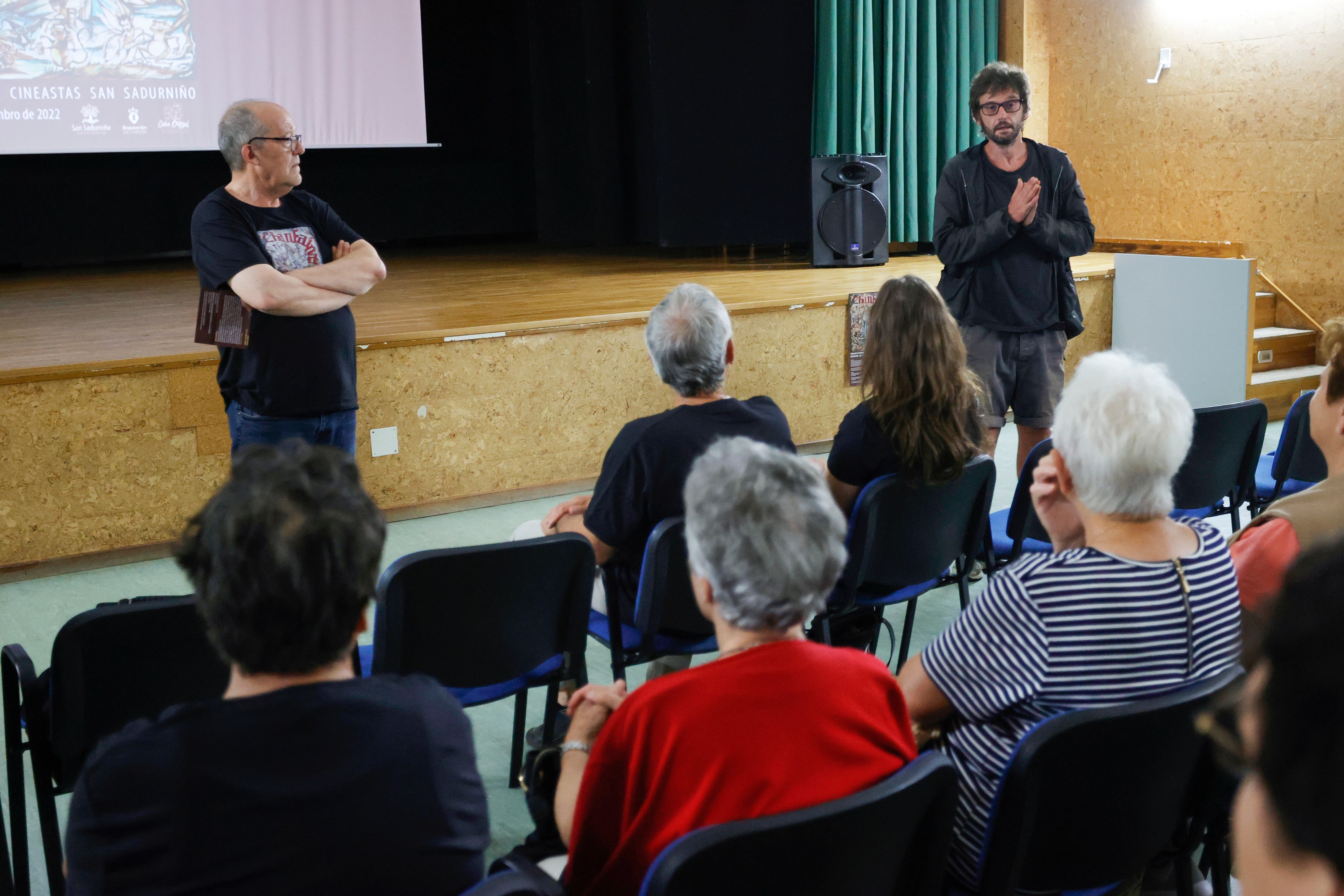 SAN SADURNIÑO, 03/09/2022.- Manolo González (i) y Alberto Gracia (d), durante la nueva edición del Chanfaina Lab en San Sadurniño, en el corazón rural de la comarca de Ferrol, un certamen que reúne a cineastas con experiencia y a amantes del celuloide con una única obligación: tienen que rodar filmes breves durante dos días sin salir del municipio EFE/Kiko Delgado