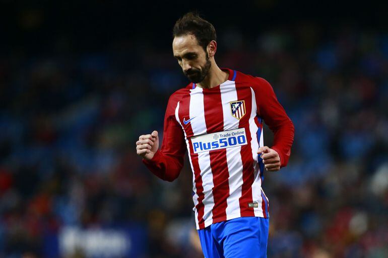Juanfran en un encuentro con el Atlético esta temporada