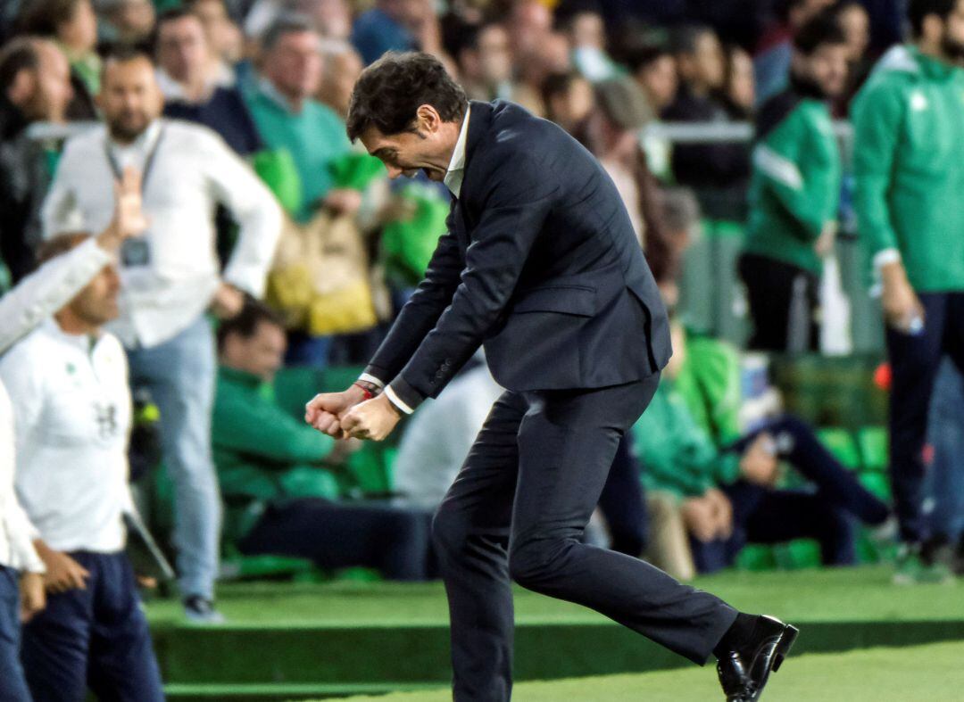 GRAF5305. SEVILLA, 21042019.- El entrenador del Valencia, Marcelino García Toral, durante el partido de Liga en Primera División ante el Real Betis disputado esta noche en el estadio Benito Villamarín, en Sevilla. EFEPepo Herrera