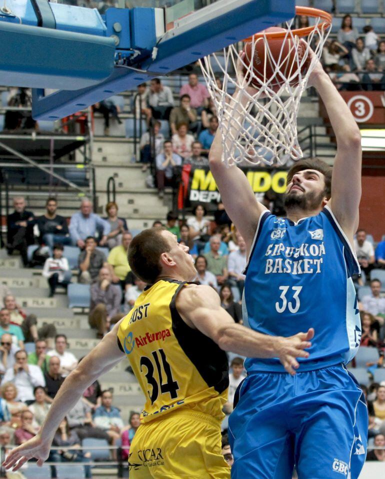 GRA136. SAN SEBASTIÁN, 03/05/2015.- El alero del Gipuzcoa Basket, Daniel Díez (d), junto al alero del Iberostar Tenerife, Levi Rost (i), durante el encuentro de la Liga Endesa disputado hoy en la cancha de Illumbe en San Sebastián. EFE/Juan Herrero