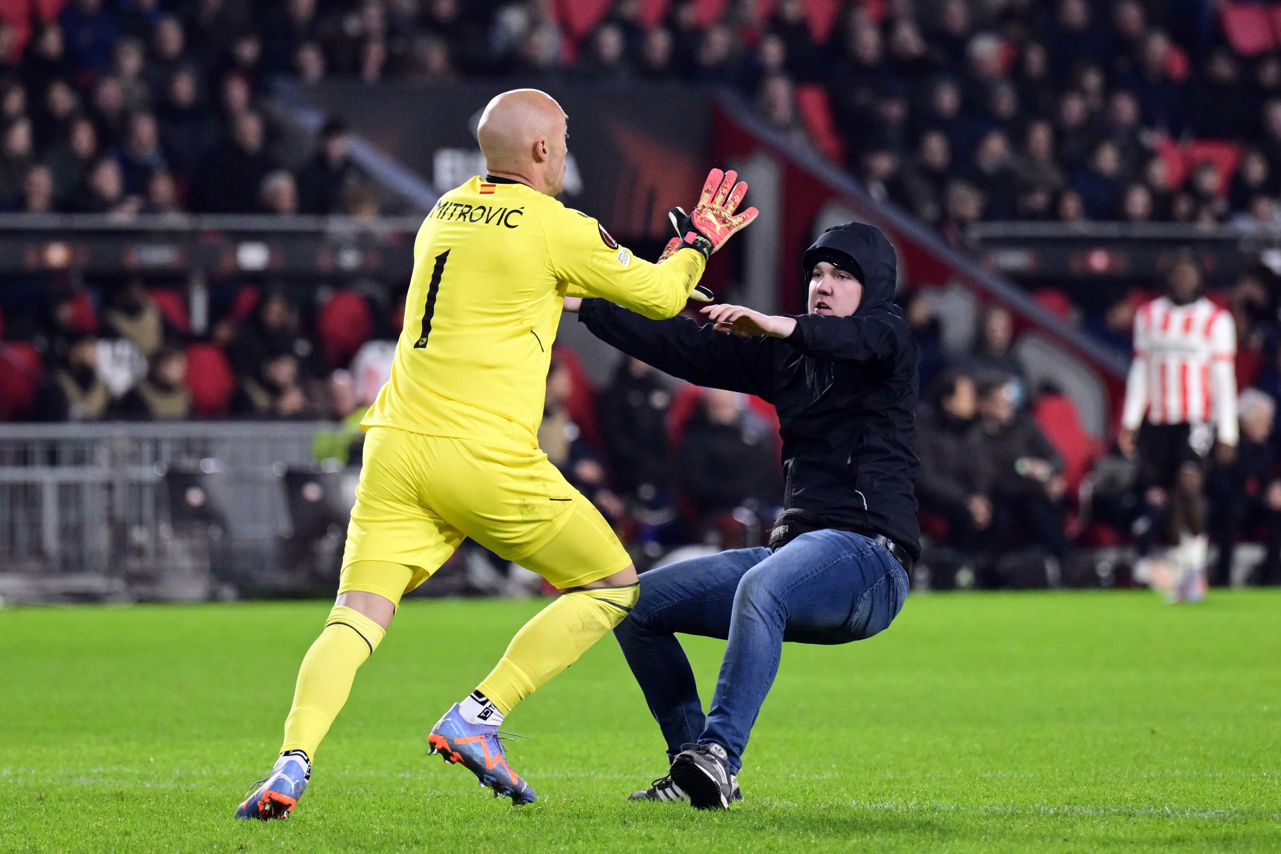 Un aficionado del PSV agrede al guardamente del Sevilla FC Marko Dmitrovic