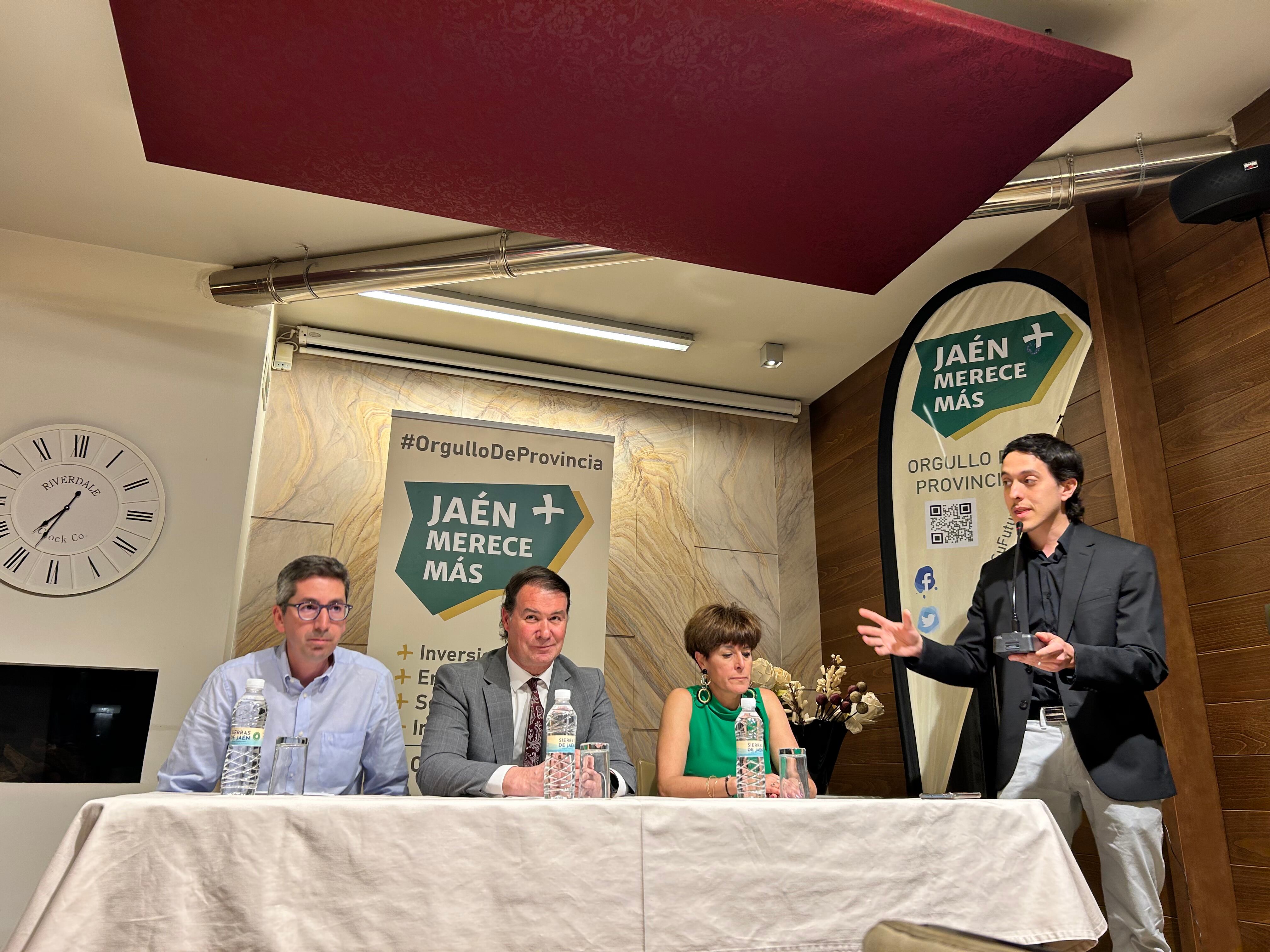 El candidato de Jaén Merece Más, Manuel Carlos Vallejo sentado en el centro de la mesa durante el acto de presentación.