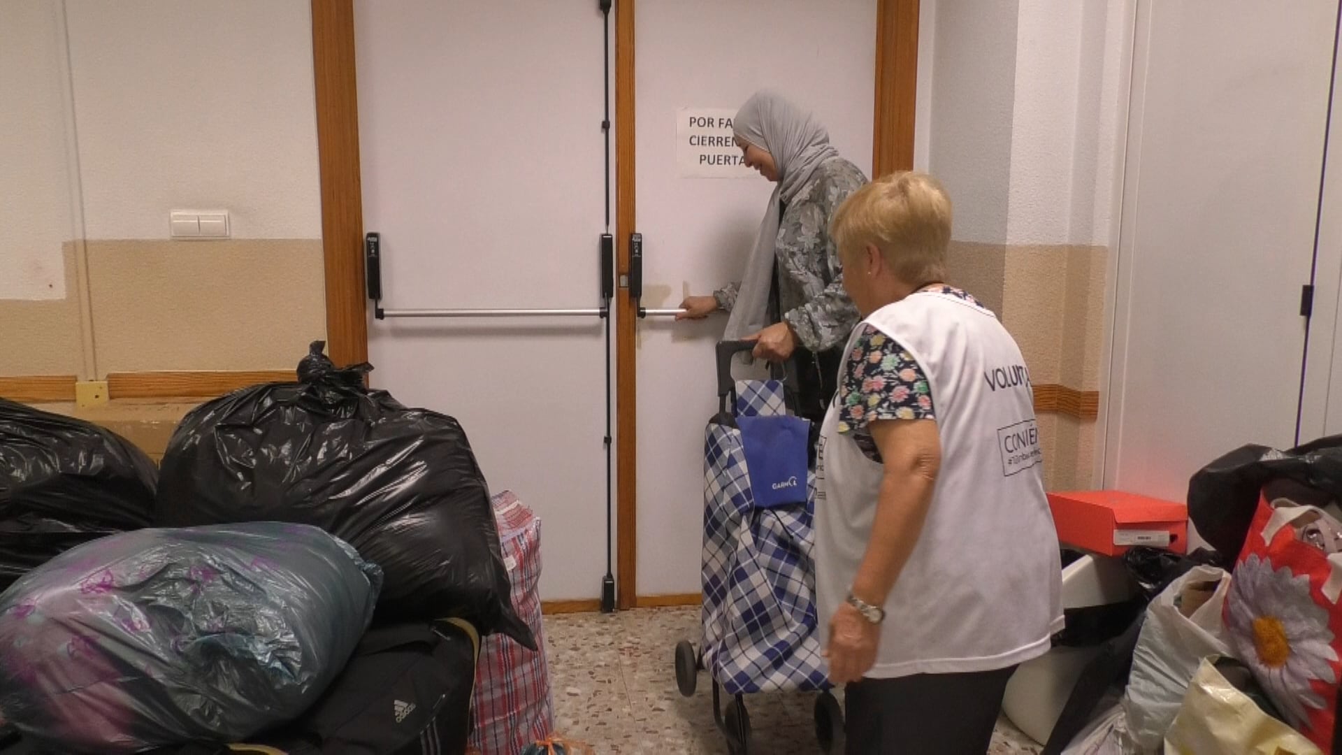 Voluntaria recibiendo ayuda en el centro sociocultural Poeta Miguel Hernández.