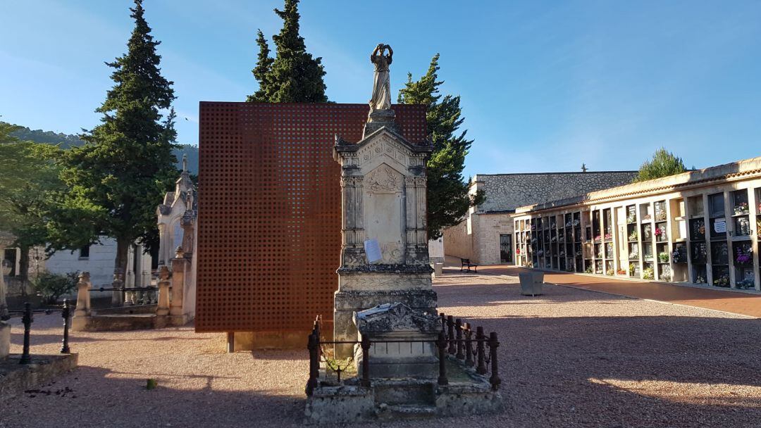 Vista frontal del panteón de la viuda de Brutinel, el primero en construirse en el Cementerio Municipal San Antonio Abad de Alcoy.