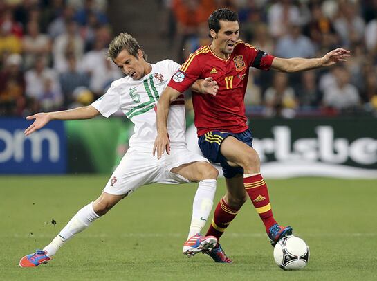 El defensa de la selección española Alvaro Arbeloa (d) pelea un balón con el defensa de Portugal Fabio Coentrao, durante la primera semifinal de la Eurocopa 2012, esta noche en el estadio Donbass Arena de Donetsk