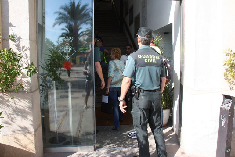 La Guàrdia Civil entrant a l'Ajuntament de Lloret de Mar.