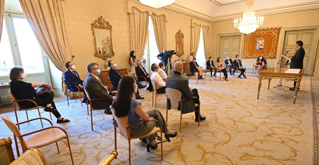 El alcalde se dirige, en la presentación del acuerdo, a concejales y agentes sociales y políticos.