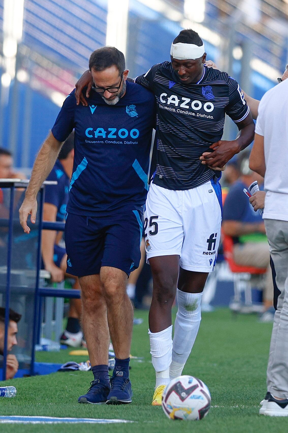 GETAFE (MADRID), 11/09/2022.- El delantero nigeriano de la Real Sociedad Sadiq Umar se retira lesionado durante el partido de la quinta jornada de Liga en Primera División que Getafe CF y Real Sociedad disputan hoy domingo en el Coliseum Alfonso Pérez, en Getafe. EFE/Rodrigo Jiménez