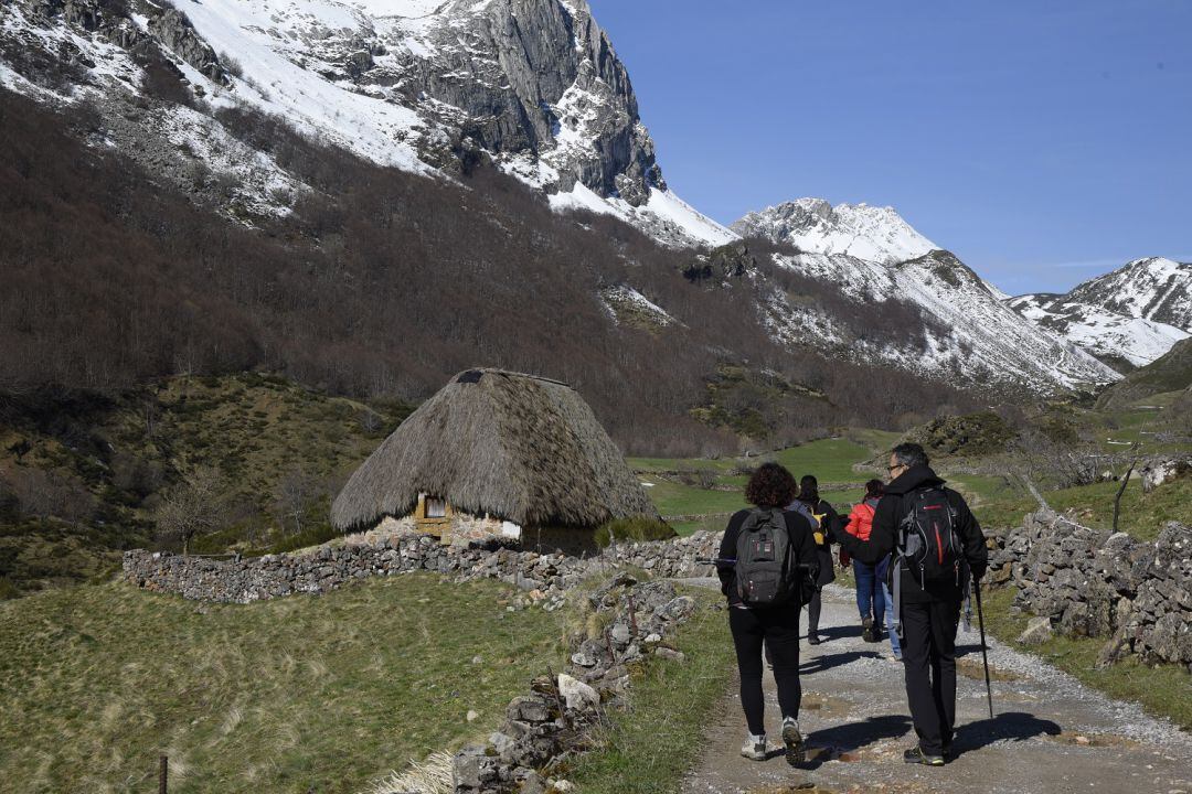 Excursionistas en el Parque Natural de Somiedo