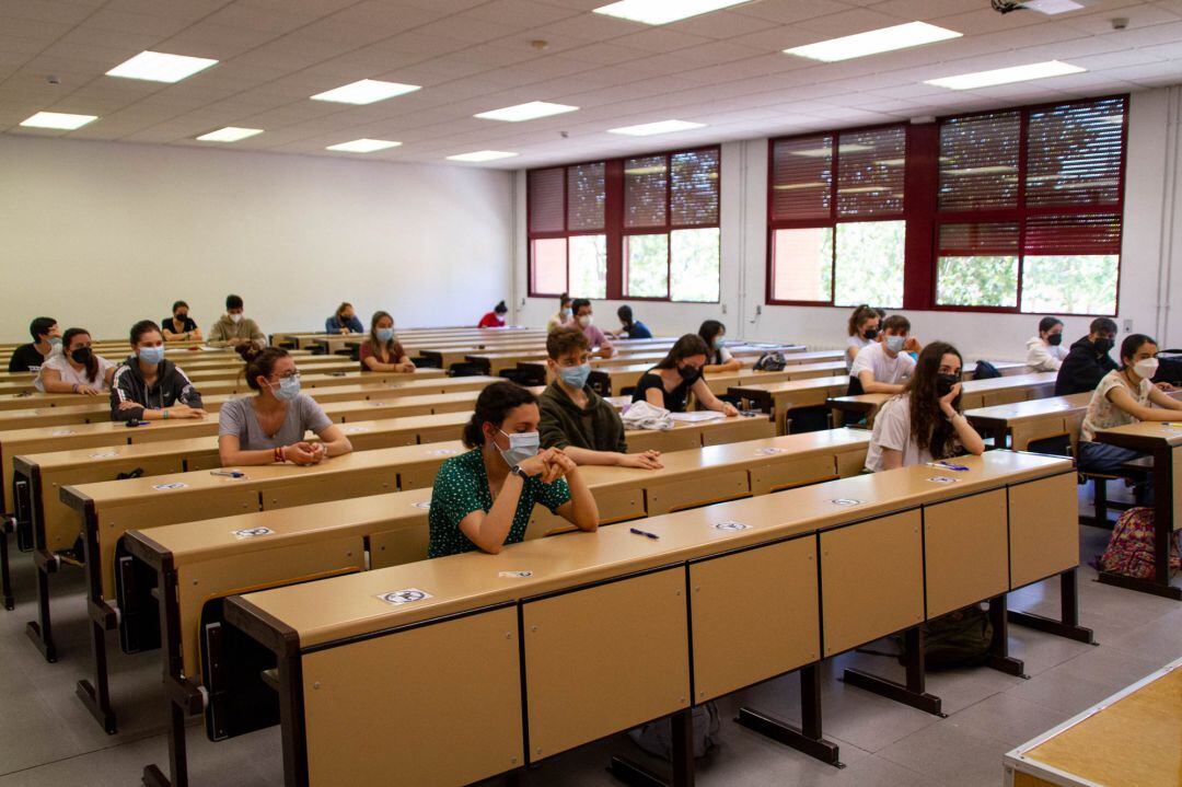 Alumnos se enfrentan a la EBAU 