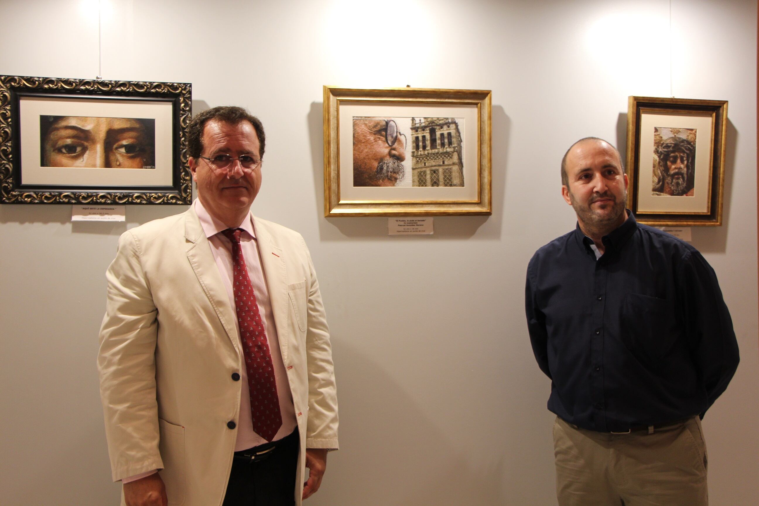El delegado de Fiestas Mayores en el Ayuntamiento de Sevilla, Juan Carlos Cabrera -a la izquierda- junto al artista José Manuel Ayllón