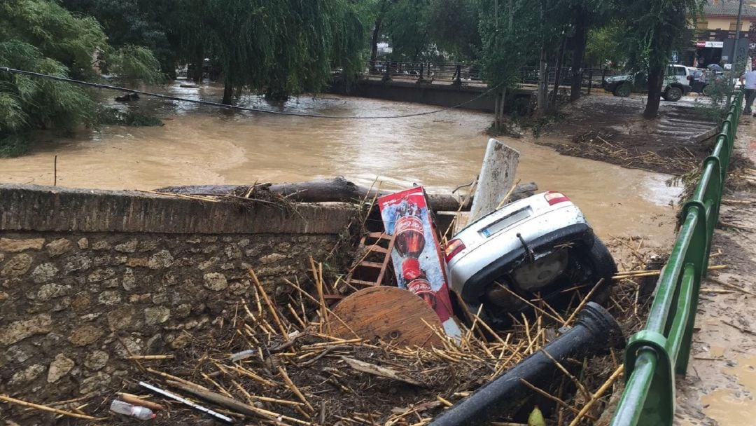 Numerosos vehículos, broza, enseres y mobiliario urbano no han podido soportar la fuerza del caudal del torrente