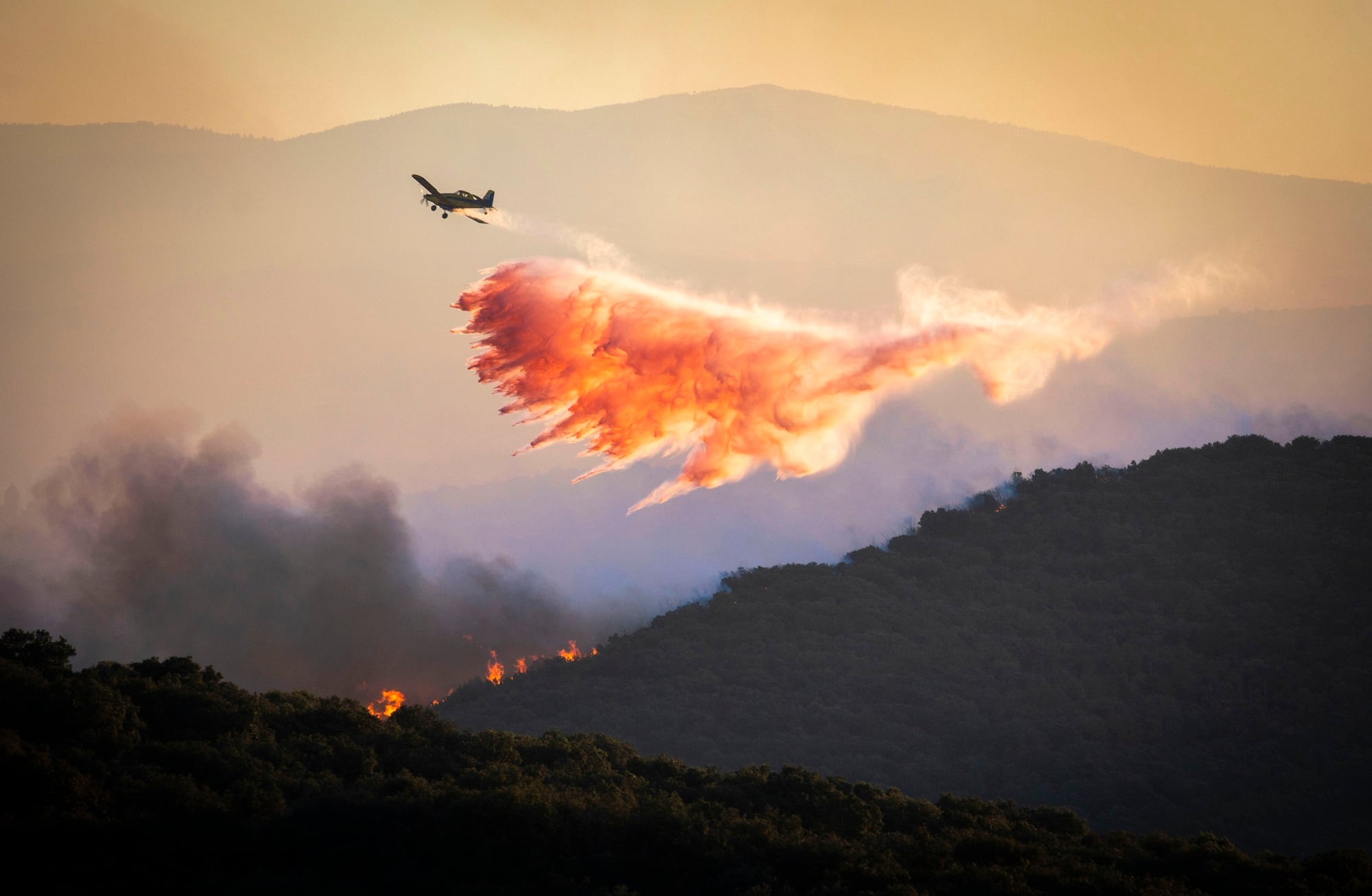Hidroavión en acción en el incendio forestal en el monte Yerga en las inmediaciones de Autol