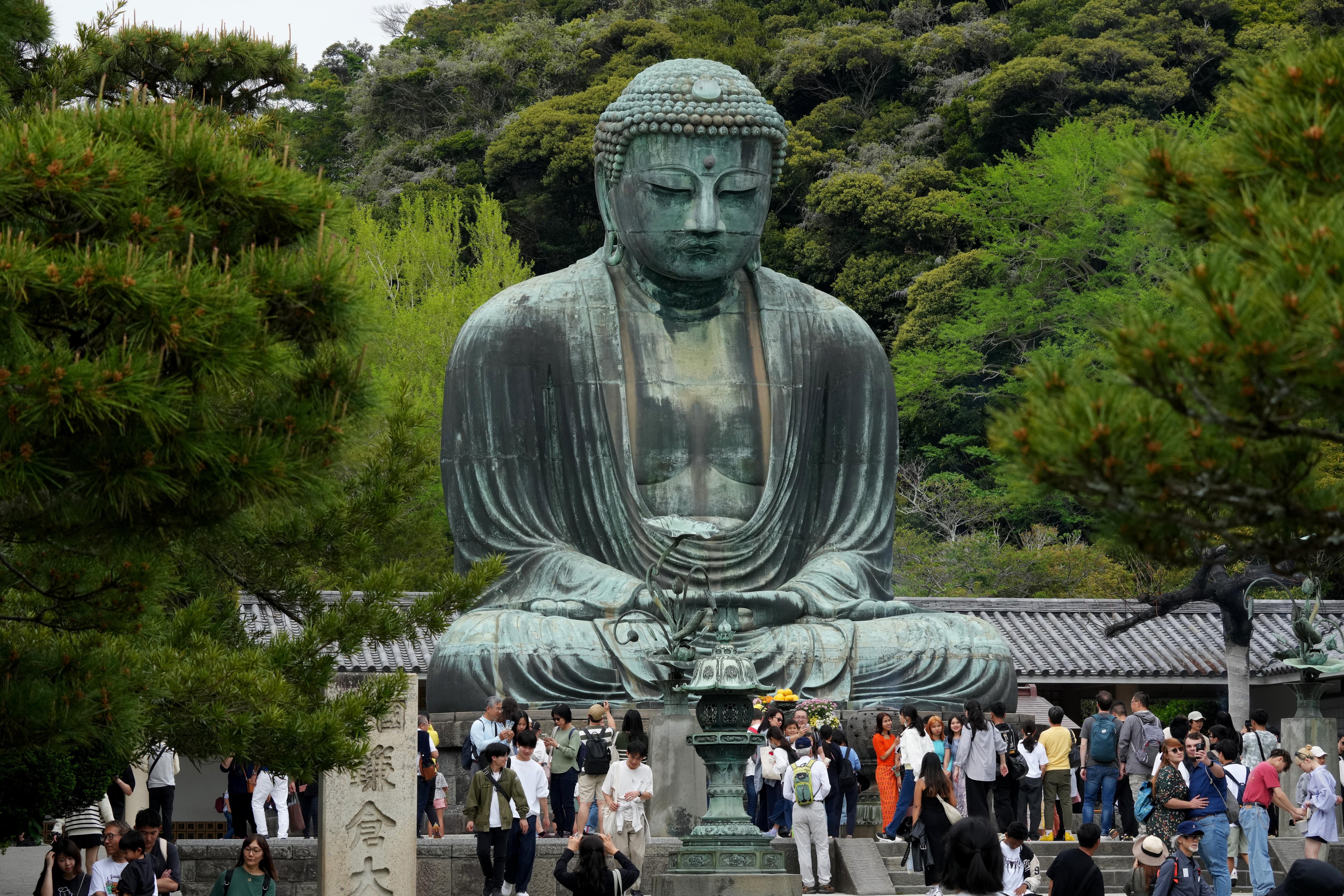 Kamakura (Japan), 21/04/2024.- Tourists visit Kotokuin Temple to view and pray at the 13.35m tall Great Buddha of Kamakura, in Kamakura, south of Tokyo, Japan, 21 April 2024. The number of foreign visitors to Japan in March was 3,081,600, increased 69.5 per cent from a year earlier and an increase of 11.6 percent compared to the same month in 2019. Visitors to Japan exceeded three million for the first time as a single month as the visitors increased due to spring cherry blossom season and this year&#039;s Ester holiday that started in late March, the Japan National Tourism Organization (JNTO) said on 17 April 2024. (Japón, Tokio) EFE/EPA/KIMIMASA MAYAMA
