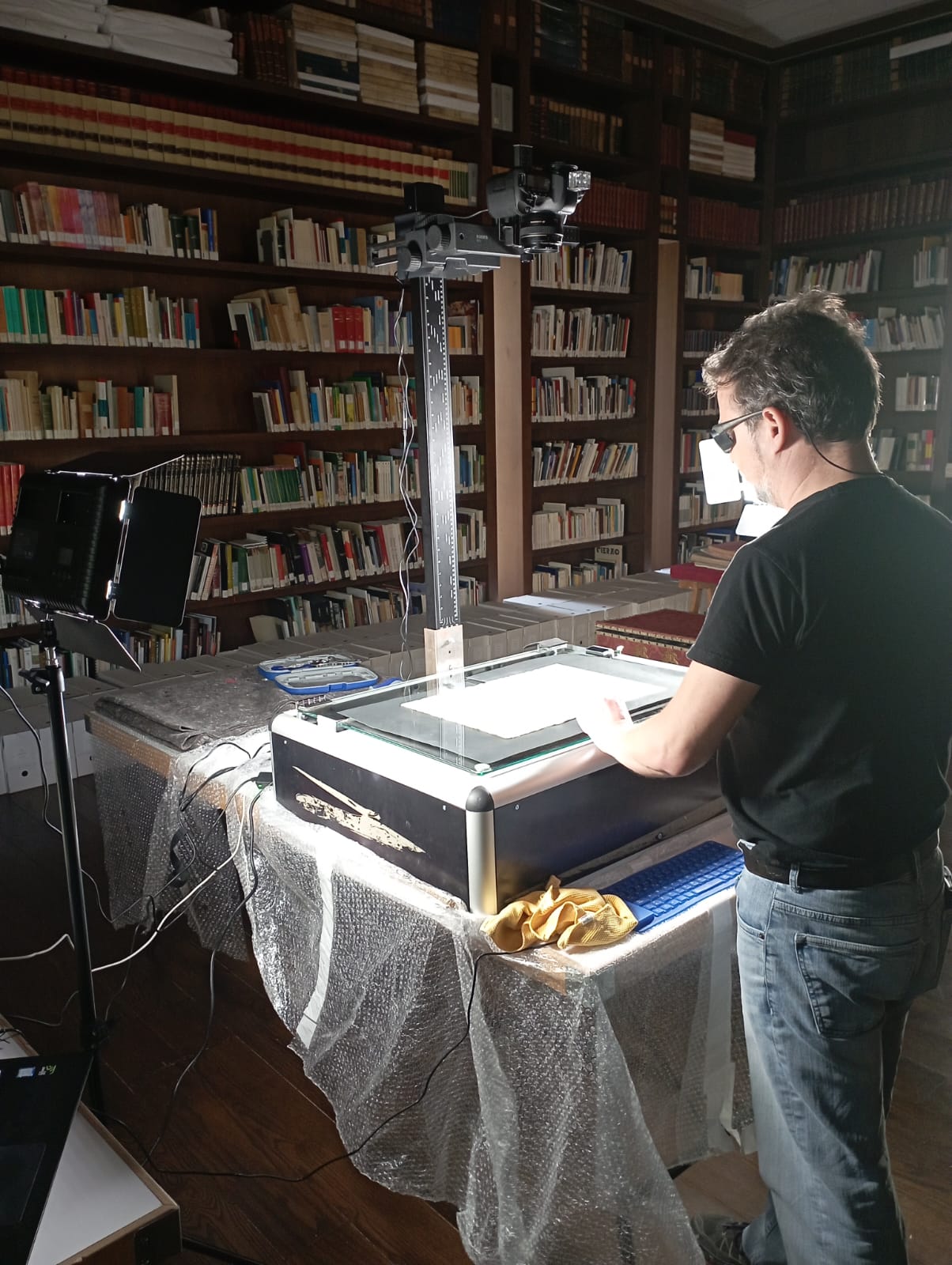 Momento de la digitalización de uno de los documentos del Archivo municipal