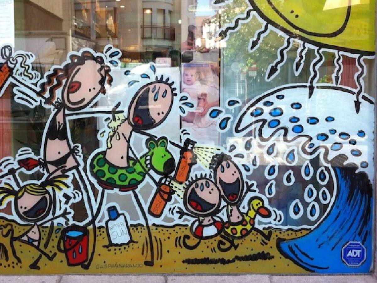 Los diseños de Gaspar Naranjo, el farmacéutico de Valdepeñas que pone color a su escaparate