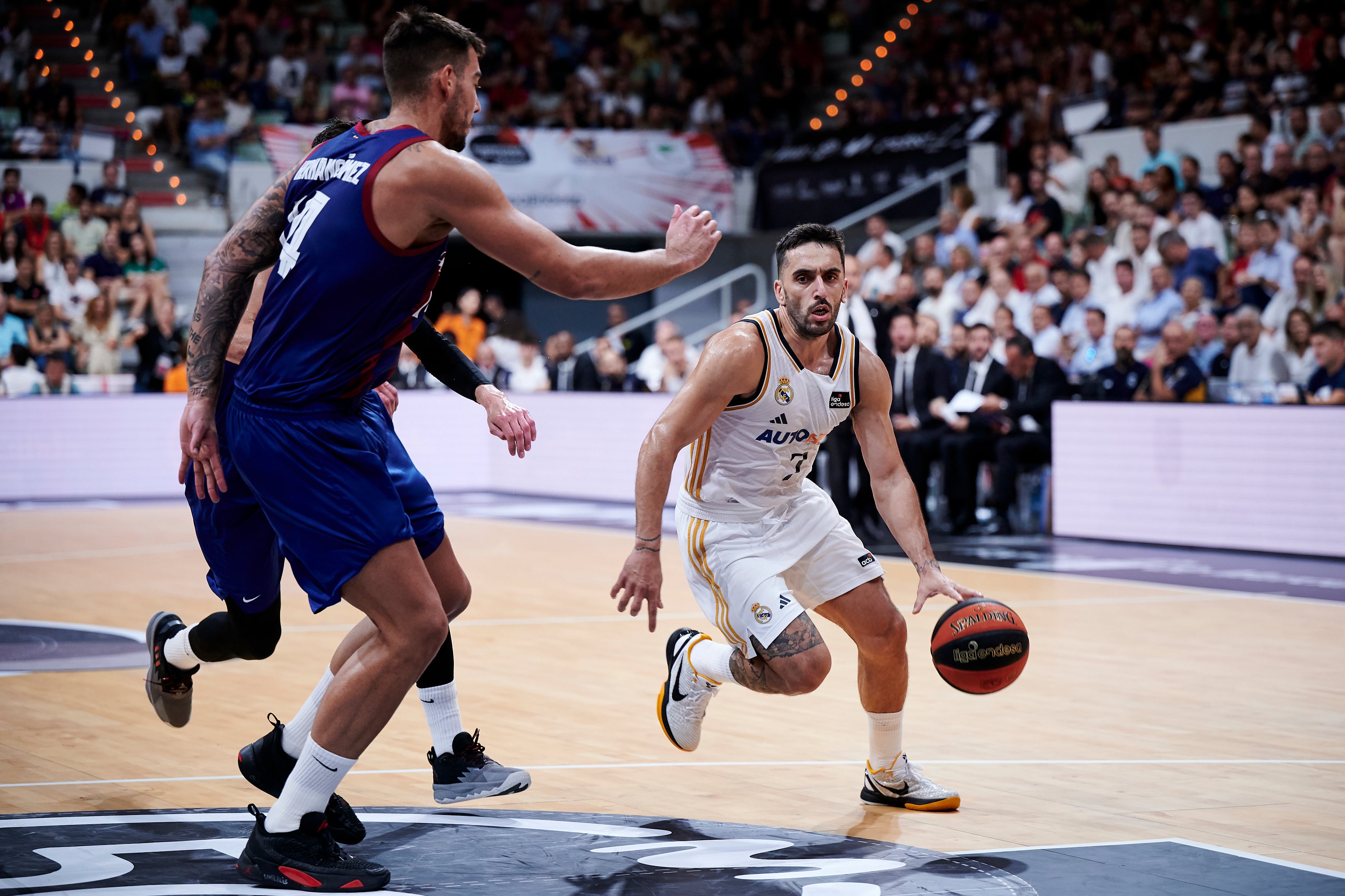 Campazzo botando el esférico junto a Willy Hernangómez en las semifinales de la Supercopa de España.