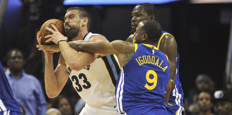 Marc Gasol defiende un balón de Iguodala y Durant