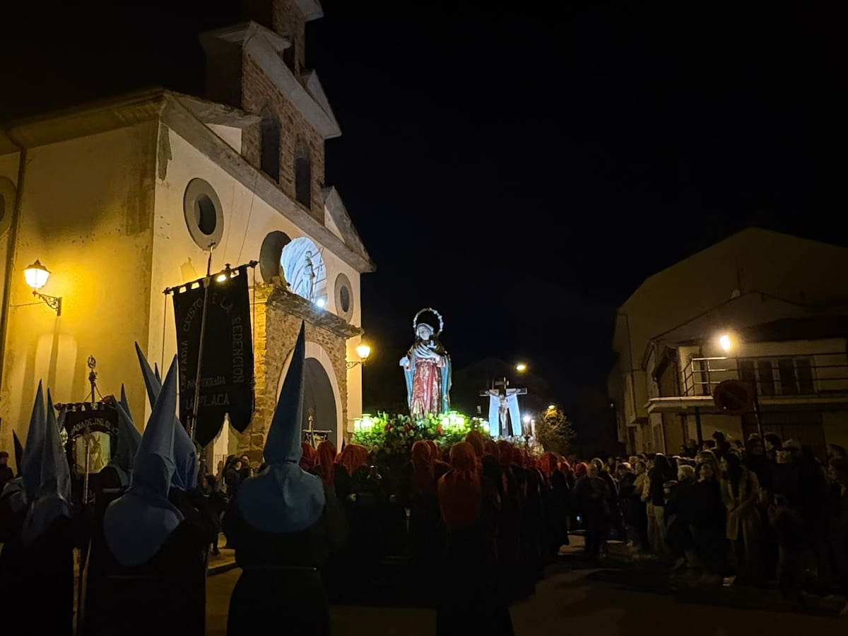 Flores del Sil venera al Cristo y la Esperanza del Camino en la procesión del Martes Santo de Ponferrada