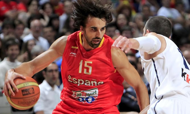 El base de la selección española de baloncesto, Víctor Sada, trata de superar la defensa de Nando de Colo (d), de Francia, durante el partido preparativo para los Juegos Olímpicos de Londres disputado esta noche en el Palacio de los Deportes