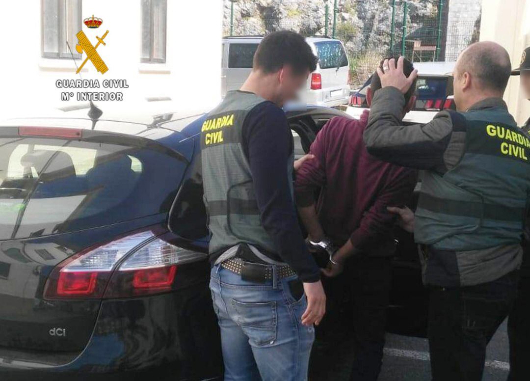 La Guardia Civil procedió a la detención del presunto autor material del disparo. 