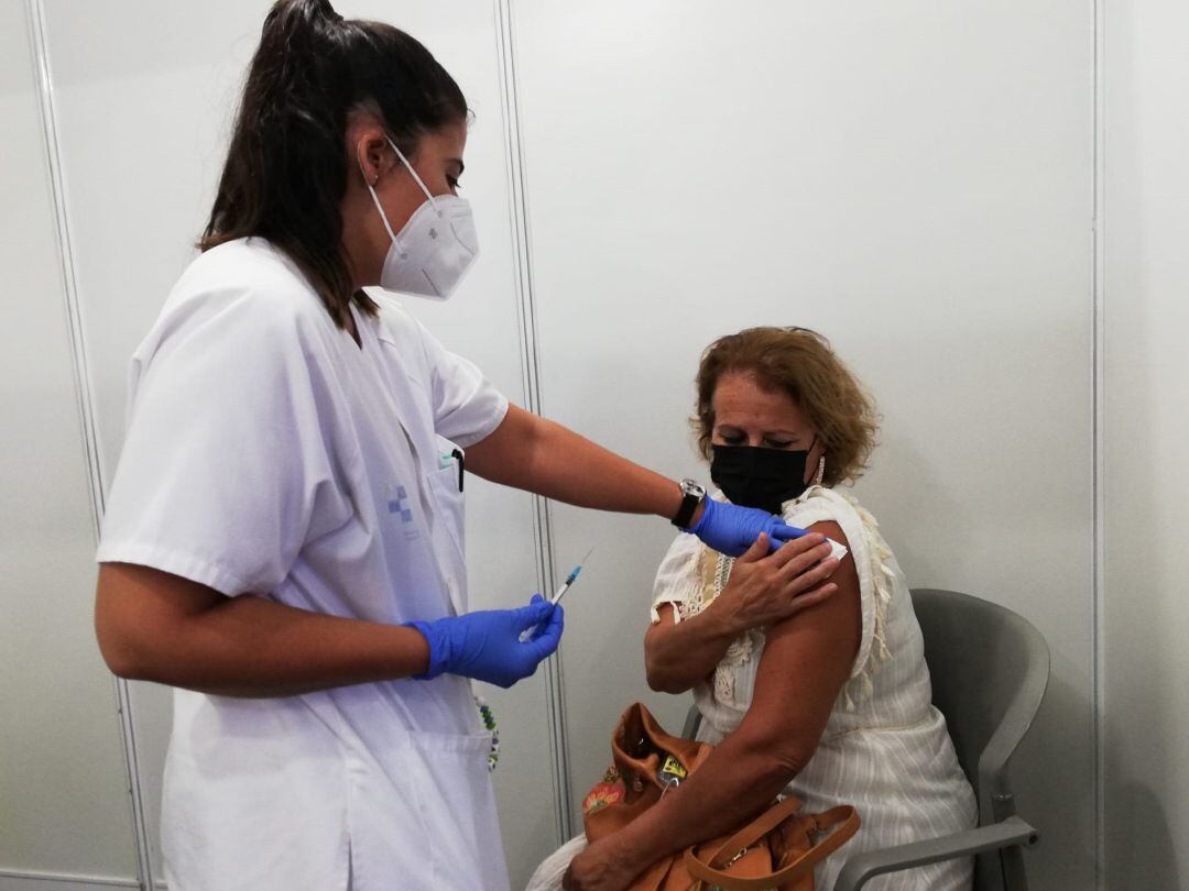 Una mujer se vacuna contra la covid-19