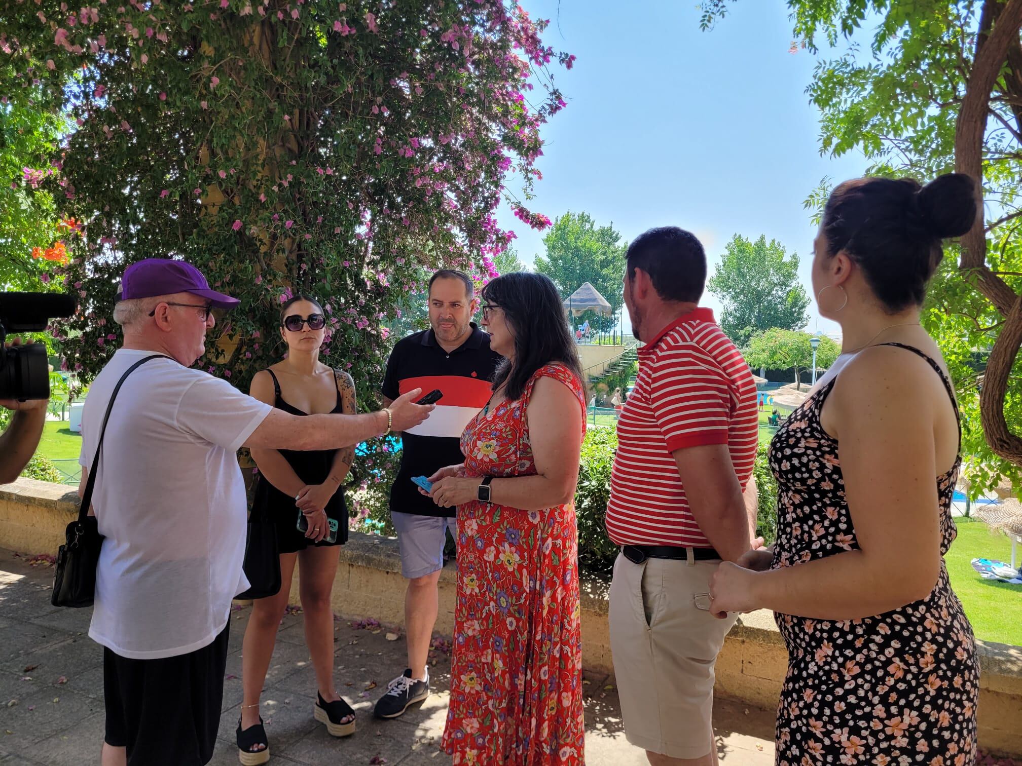 Momento de las declaraciones de la alcaldesa, Juana Cazorla y primer teniente de alcalde, en la jornada de puertas abiertas de la Piscina de Jódar