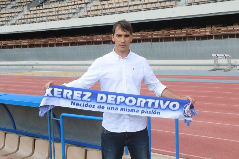 Francis posando con la buefanda del Xerez DFC en Chapín