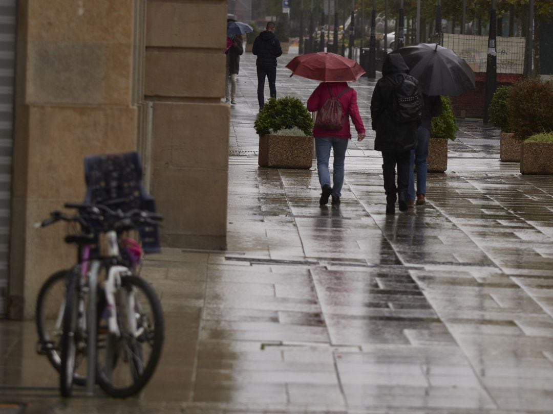 Transeúntes pasean por una calle 