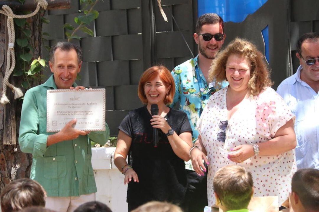 La alcaldesa de Úbeda, Toni Olivares, junto a la concejala Magdalena Urrutia en el campamento de JAC en La Barrosa