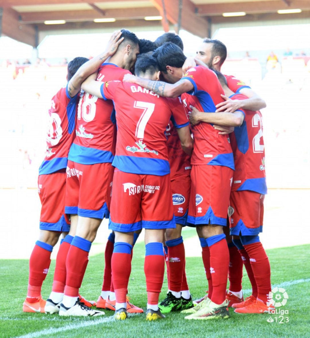 Los jugadores del Numancia celebran el primero de los goles ante el Alcorcón.