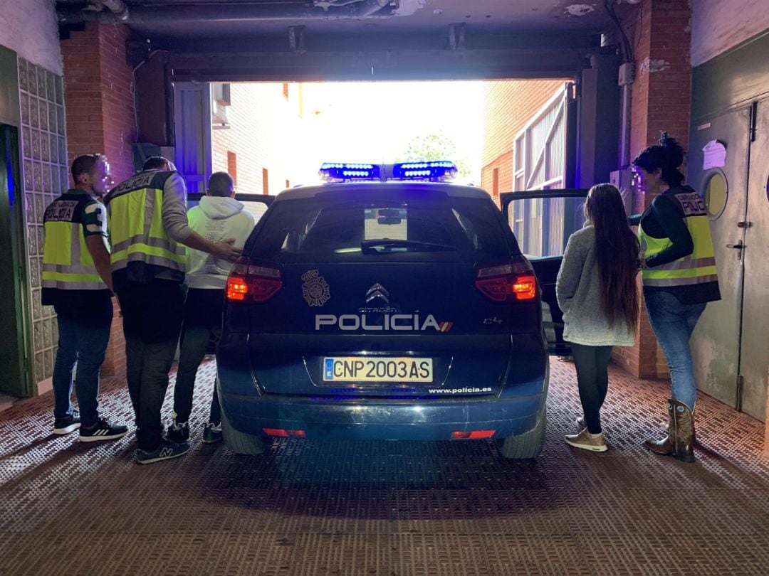 La pareja detenida es trasladada al juzgado